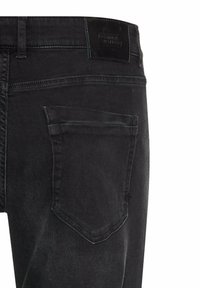 Schwarze Jeans aus Denim mit einem leicht verwaschenen Finish, zwei Gesäßtaschen mit schrägen Klappen und einem Leder-Brandpatch am Bund.