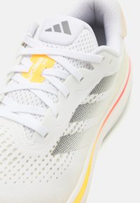 adidas Performance SUPERNOVA RISE - Tenisice za cestovno trčanje - footwear white/iron metallic/spark