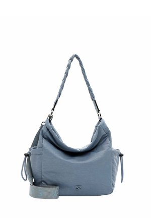 Sac à main bleu doux avec poignée tressée et bandoulière réglable, avec poches latérales et petit logo embossé "SF" à l'avant.