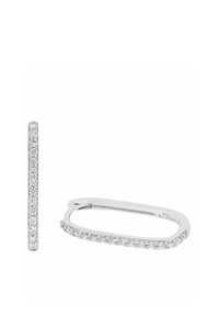 Pendientes de aro de plata con un diseño delgado adornado con cristales transparentes y brillantes a lo largo de un borde, además de un cierre de seguridad.