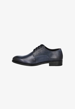 Zapato de vestir masculino negro de cuero con cordones, puntera redondeada y tacón bajo apilado, mostrado de lado.