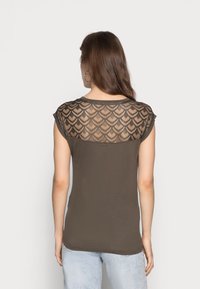 T-shirt verde oliva scuro con schiena in pizzo, maniche corte e scollatura rotonda, con una texture liscia e morbida.