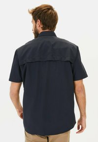 Kurzärmliges Hemd in Marineblau mit Button-down-Kragen, Schulterpasse und einer glatten, baumwollähnlichen Textur.