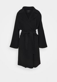 Cappotto nero con cintura, maniche ampie, due tasche frontali e colletto con revers. Realizzato in un materiale morbido e strutturato.