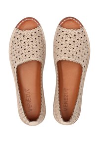 Chaussures à enfiler beiges avec un design découpé à motifs, en cuir, avec une doublure intérieure lisse et une forme de bout rond.