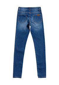 Vaqueros de denim azul con corte ajustado, diseño de cinco bolsillos y un pequeño parche de cuero en la parte posterior de la cinturilla. Textura suave, cintura de altura media.