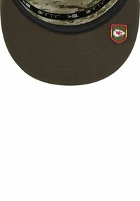Olivgrüner 9FIFTY-Cap mit flacher Krempe und Camouflage-Muster innen. Verfügt über ein rotes und gelbes Logopatch auf der Vorderseite.