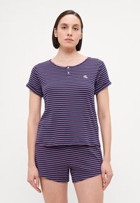 Ensemble de pyjama à manches courtes, de couleur bleu marine, avec des rayures roses et blanches. Le haut présente un col arrondi et une patte de boutonnage à trois boutons ; le short a une taille élastique.