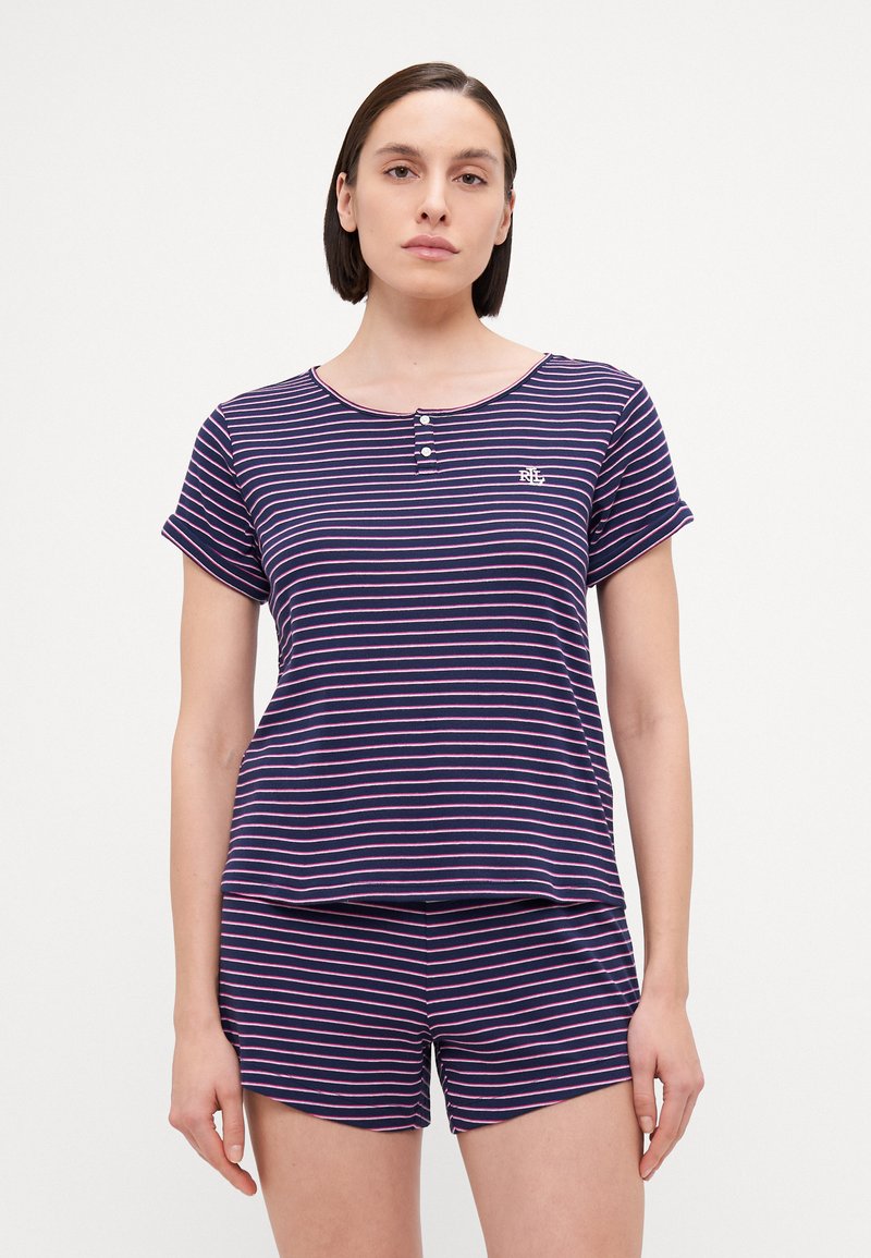 Ensemble de pyjama à manches courtes, de couleur bleu marine, avec des rayures roses et blanches. Le haut présente un col arrondi et une patte de boutonnage à trois boutons ; le short a une taille élastique.
