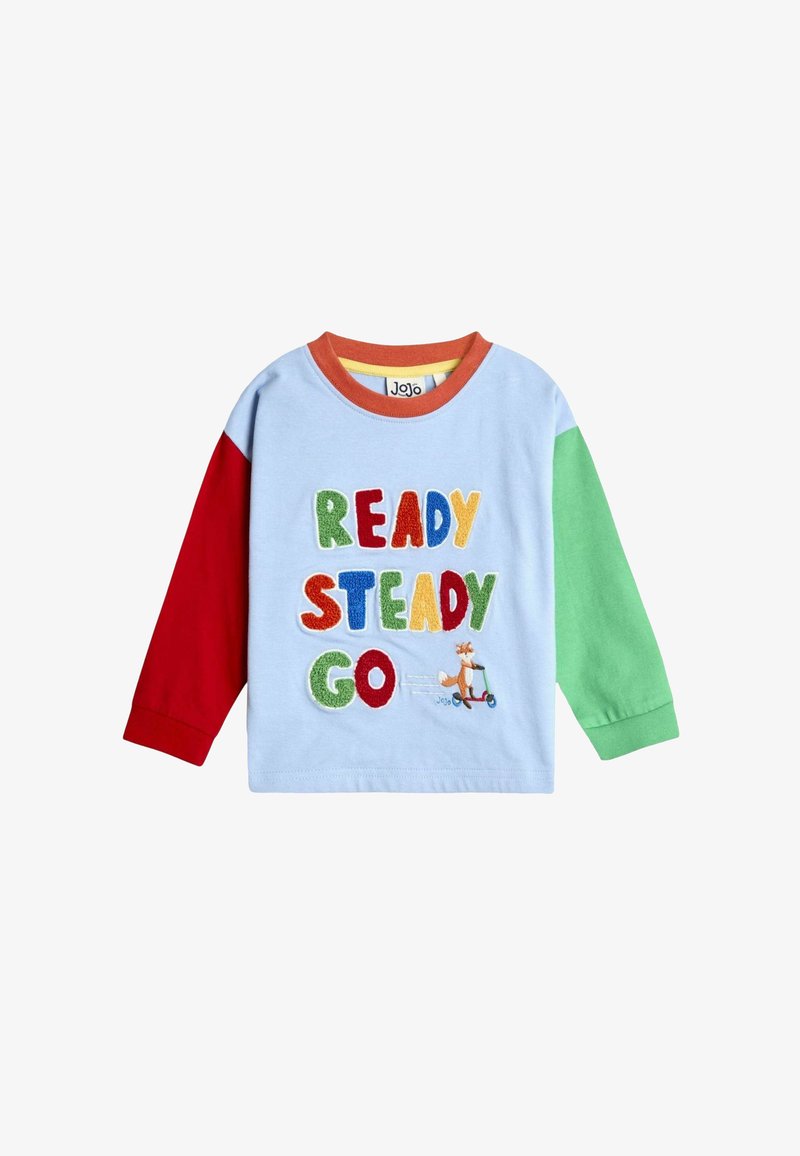 Detská dlhá rukávová košeľa so svetlomodrým predným dielom, červeným ľavým rukávom, zeleným pravým rukávom, textom "READY STEADY GO" a grafikou líšky na kolobežke.