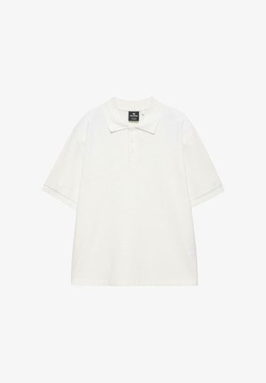 Weißes Kurzarm-Poloshirt mit Kragen und drei Knöpfen, mit einem schwarzen Markenlabel innen am Kragen.