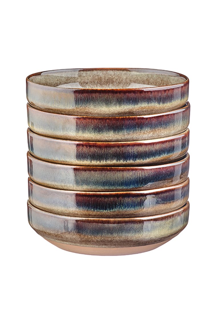 Gestapelte Keramikschalen in gemischten Erdtönen. Glatte Oberfläche mit glänzender Beschichtung. Zeigt einen Farbverlauf von Blau- und Brauntönen. Breite, abgerundete Form.