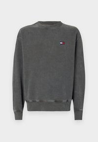 Felpa grigia realizzata in misto cotone, con colletto a girocollo a coste, maniche lunghe e un piccolo emblema con accenti rossi e blu sul petto.