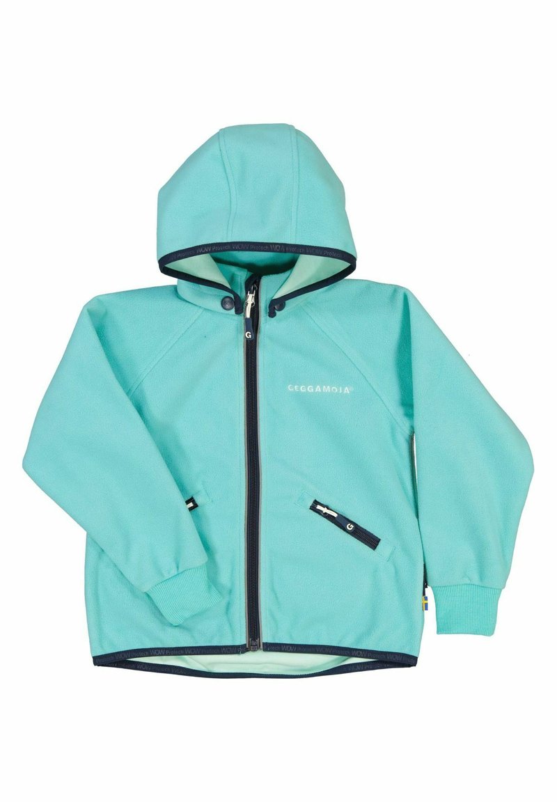 Teal fleece-takki hupulla, täysipitkällä vetoketjulla ja kahdella sivutaskulla. Ominaisuuksina kontrastivärinen laivastonsininen reunus ja brändilogo rinnassa.
