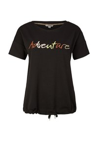 Camiseta negra de algodón con mangas cortas, con la palabra "Adventure" bordada en hilos de colores en el frente, y un dobladillo con cordón.