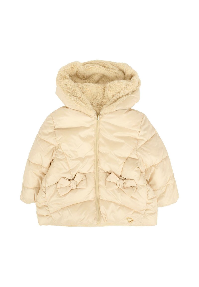 Jasnokremowa ocieplana kurtka dla małego dziecka z kapturem wykończonym sztucznym futerkiem, z przodu na zamek błyskawiczny oraz z kokardkami na kieszeniach.