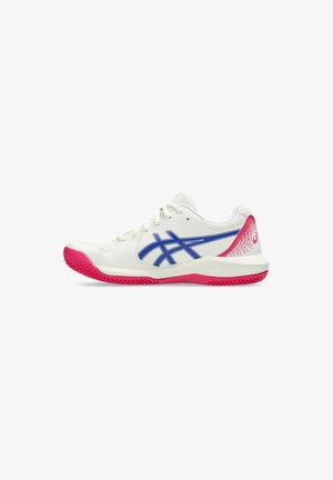 Zapatilla deportiva blanca con acentos azules y suela de goma rosa. Presenta una parte superior de malla, diseño texturizado y logo en el talón.