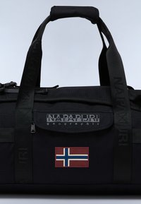 Černá taška typu duffel z nylonového materiálu, s logem "NAPAPIJRI geographic", boční kapsou a detailem s norskou vlajkou.