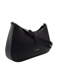 Borsa a tracolla in pelle nera testurizzata con silhouette curvata, tracolla regolabile e dettaglio del logo in tono oro. Interno liscio con chiusura a zip.