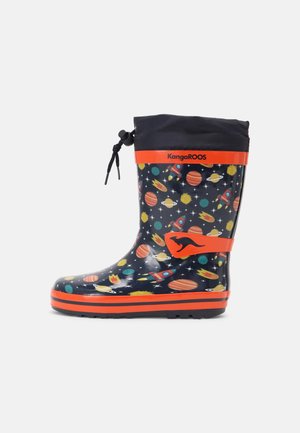 Marineblauer Regenstiefel für Kinder mit orangefarbener Einfassung, weltraumthemenbedruckt mit Planeten und Raketen, verstellbarem schwarzem Bund und Känguru-Logo an der Seite.