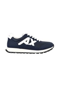 Baskets de sport bleu marine et blanc avec lacets blancs, semelle blanche épaisse, semelle noire et grand logo "AX" sur le côté.