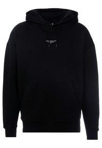 Felpa nera con cappuccio realizzata in tessuto morbido, caratterizzata da una tasca frontale e un dettaglio logo bianco sul petto. Polsini e orlo spessi.
