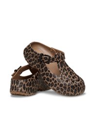 Zuecos con estampado de leopardo que presentan una base en tono marrón, una correa con hebilla, agujeros de ventilación recortados y una suela de goma texturizada.