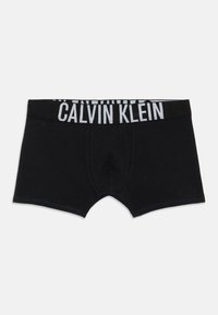 Črne moške bokserice z širokim elastčnim pasom, na katerem je v velikih belih črkah napis "CALVIN KLEIN".