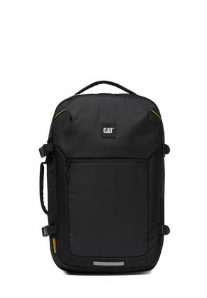 Mochila CAT rectangular negra con asa superior, bolsillo frontal con cremallera, hebillas laterales y detalles en amarillo.