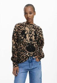 Pull à imprimé léopard avec un graphique de Minnie Mouse en noir. Confectionné en matériau doux, il possède un col rond et une coupe décontractée.