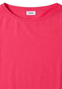 T-shirt rose vif à col rond avec une étiquette de marque « CECIL » visible cousue à l'intérieur de l'encolure.