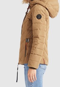 Hnědá péřová bunda s kapucí, prošívaný design, kapsy na zip a nášivka s logem na rukávu. Vyrobena z hladkého, lesklého materiálu.