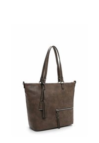 Sac fourre-tout en simili cuir marron avec deux poignées, une poche zippée à l'avant et un accent en frange. Texture lisse avec un design simple.