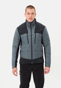Giacca imbottita con parte superiore grigio scuro e pannelli inferiori grigio chiaro, dotata di tasche sul petto con zip e un collo alto per garantire calore.