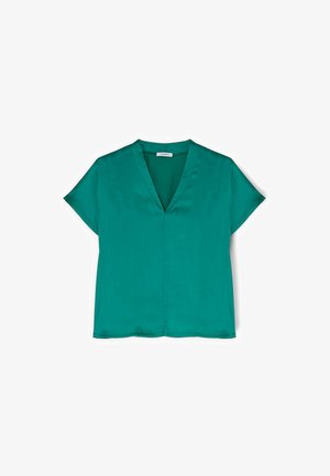 Groene blouse met korte mouwen en V-hals, gemaakt van glad, zijdezacht stof, plat gelegd op een witte achtergrond.
