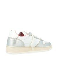 Sneaker bianco con accenti argentati, pelle liscia e suola in gomma, punta rotonda, lacci piatti, imbottitura alla caviglia e una morbida fodera rosa.