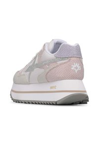Sneaker con una toma rosa e bianca texturizzata, dettagli argentati e una suola bianca spessa. Presenta una finitura in rete morbida e un branding distintivo.