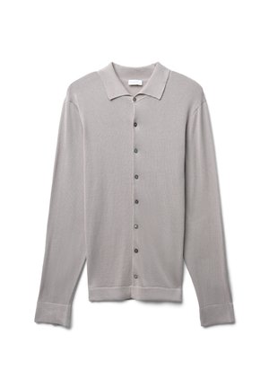 Cardigan boutonning léger gris clair en tissu tricoté doux, avec un col plat, des manches longues et des boutons foncés disposés sur le devant.