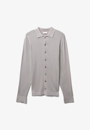 Cardigan button-up grigio chiaro realizzato in morbido tessuto a maglia, con colletto piatto, maniche a lunghezza intera e bottoni scuri disposti sulla parte anteriore.