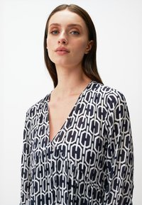 Jimmy Key SLEEVE V NECK PATTERNED - Robe longue - black