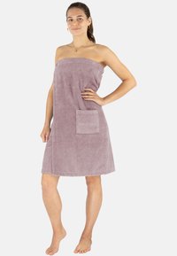 Lila Handtuchkleid aus Frottee mit einem gebänderten oberen Rand und einer Fronttasche, das sich durch eine weiche Textur und ein knielanges Design auszeichnet.