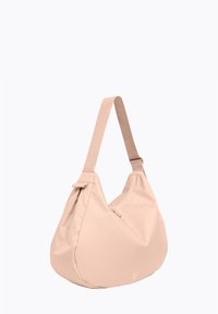 Borsa a spalla di stoffa beige con forma curva, tracolla regolabile e dettaglio con chiusura. Texture liscia con branding discreto sul lato.