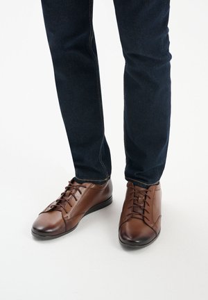 RYŁKO Zapatos con cordones - brown