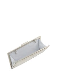 Metallisk kuvertväska med en texturerad silverutsida, en elegant rektangulär form och ett slätt vitt tyginteriör. Säkert låsdetalj synlig.