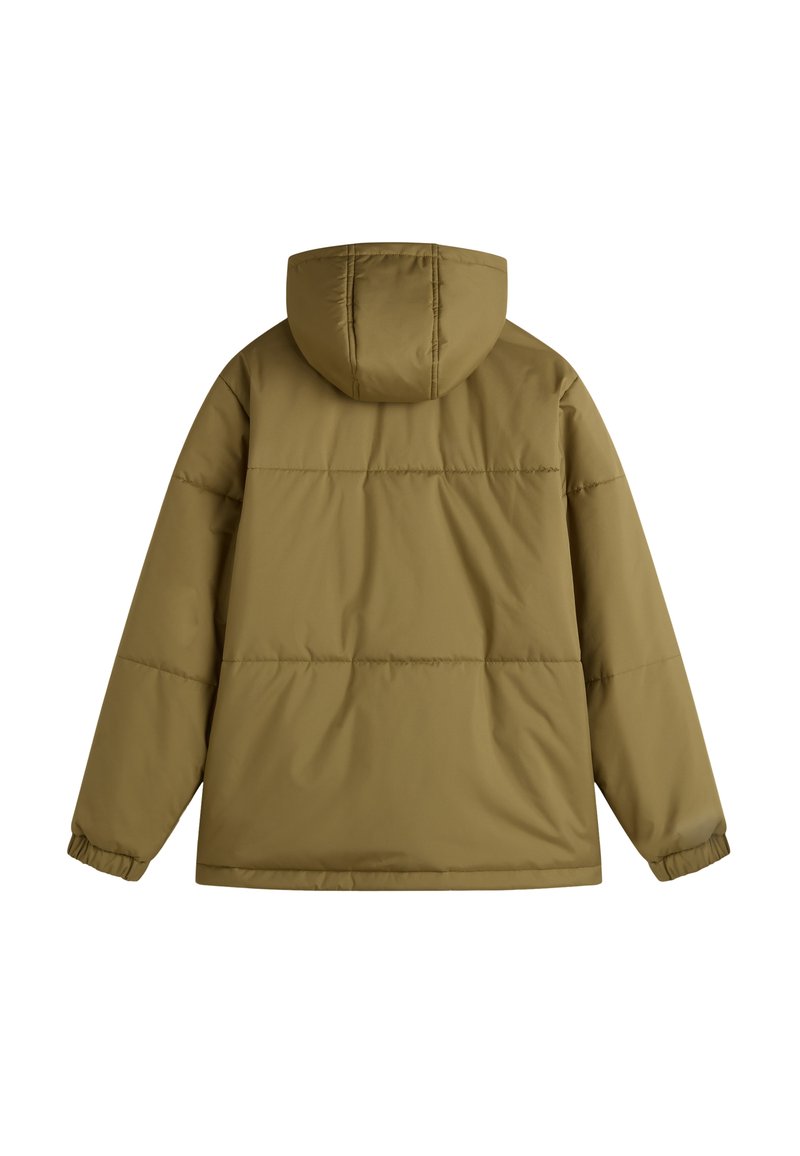 Veste matelassée vert olive avec capuche, dotée de poignets élastiques et d'une texture lisse. Le dos présente des coutures horizontales sur le corps.