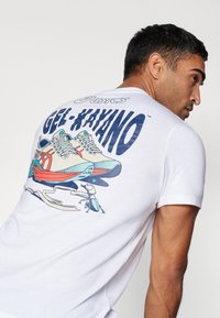 ASICS ROAD GRAPHIC TEE MEN - Marškinėliai su spaudiniu - brilliant white