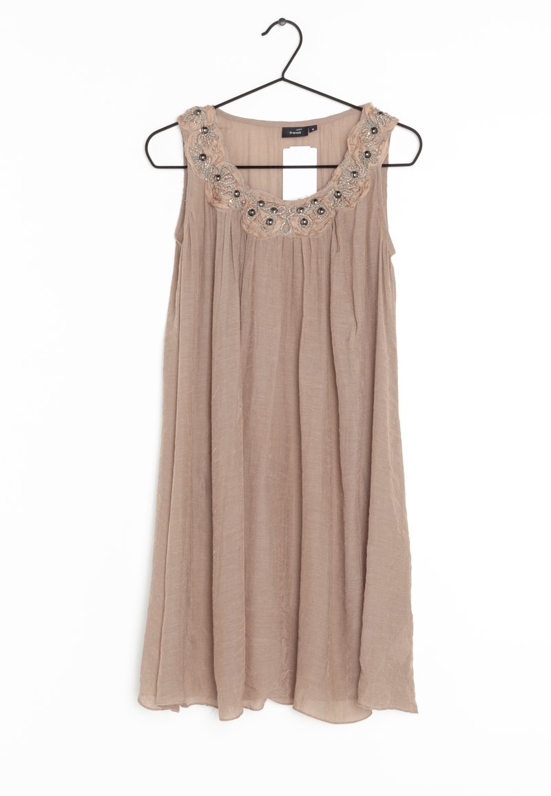 Robe beige sans manches avec détail de décolleté floral brodé et orné de perles, suspendue à un cintre noir sur fond blanc.