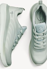 Baskets de sport gris clair avec empeignes en mesh, fermetures à lacets et semelles rembourrées, montrant des vues de dessus et de côté sur fond blanc.