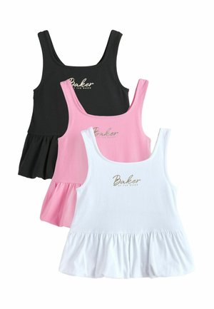 Drei ärmellose Peplum-Oberteile in Schwarz, Pink und Weiß, jeweils mit dem Schriftzug "Baker by Ted Baker" auf der Brust.