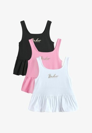 Trys rankovių neturintys peplumo viršutiniai marškinėliai: juodas, rožinis ir baltas, kiekvienas su užrašu „Baker by Ted Baker“ ant krūtinės.